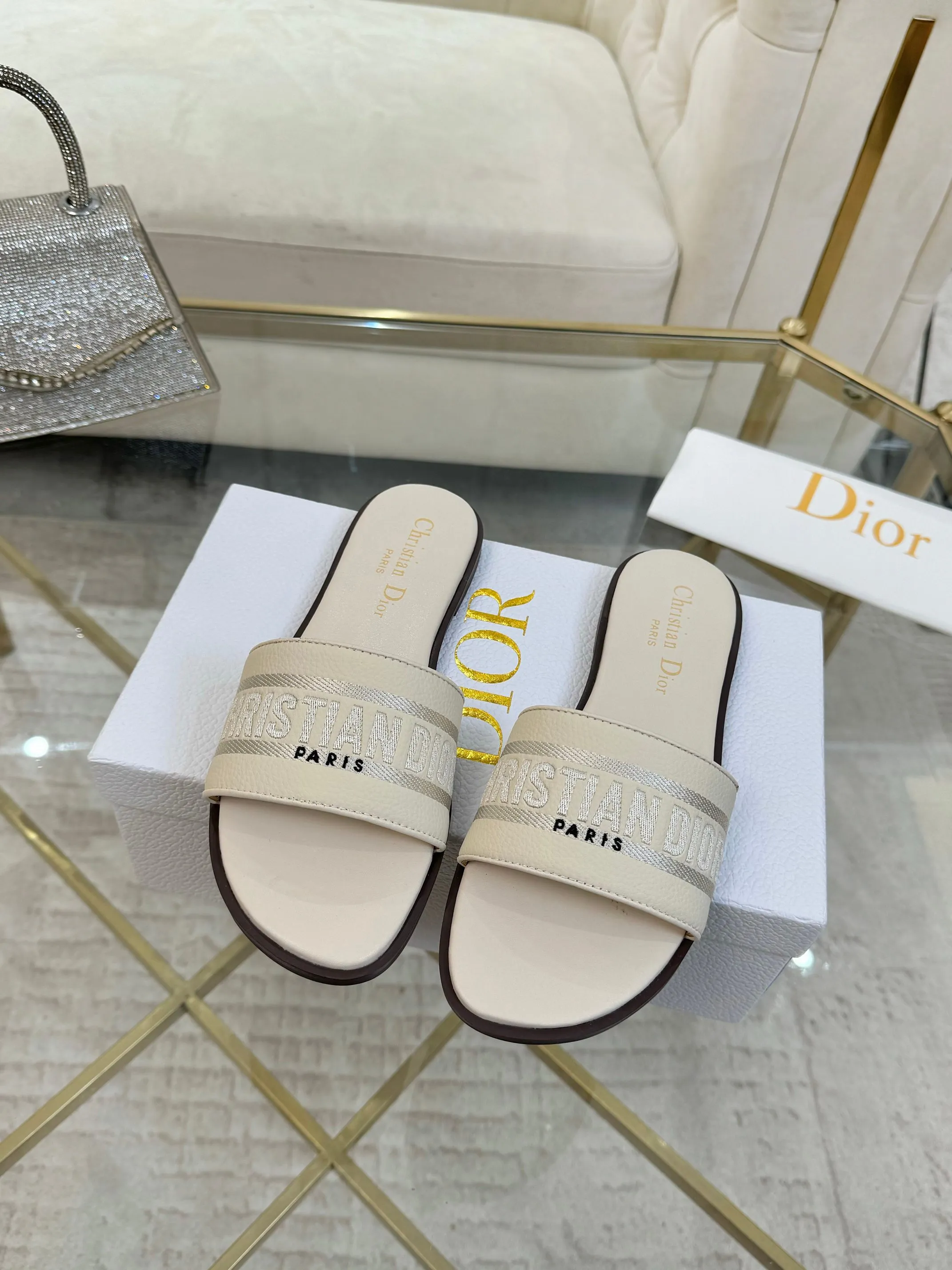 👟👟Ex-factory price 340👟👟 Genuine leather sole +40 Dior new style cowhide surface, sheepskin lining + embroidery process, 5 colors optional, code size 35-42, rubber sole, genuine leather sole +40